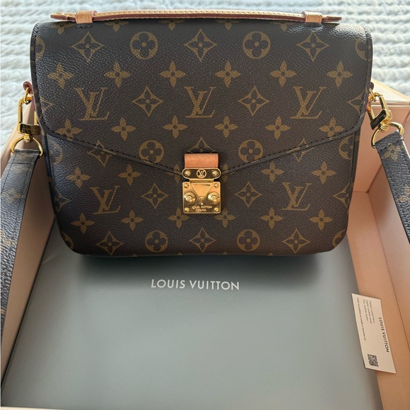 Authentic LouisVuitton Pochette Métis - Picture 3 of 7